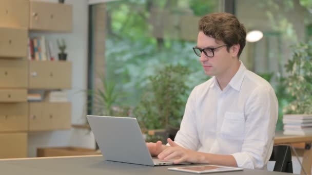 Young Man Menampilkan Thumbs Up Sign Ketika menggunakan Laptop di Kantor — Stok Video