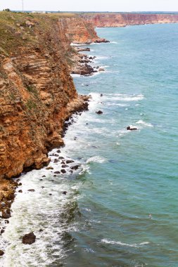 Kahverengi taş ve kırma dalgalar
