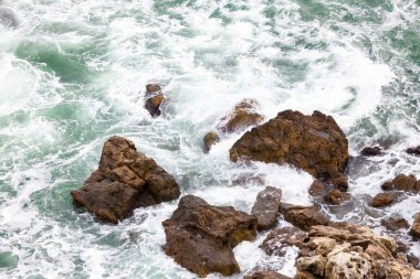 Kahverengi taş ve kırma dalgalar