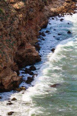 Kahverengi taş ve kırma dalgalar