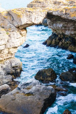 Kahverengi taş ve kırma dalgalar