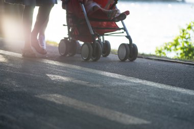 Güneşte yürüyen insanlar