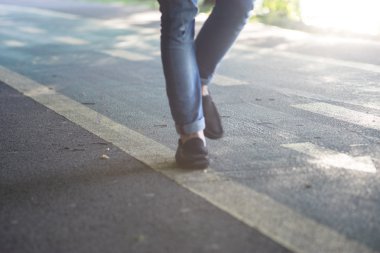 Güneşte yürüyen insanlar