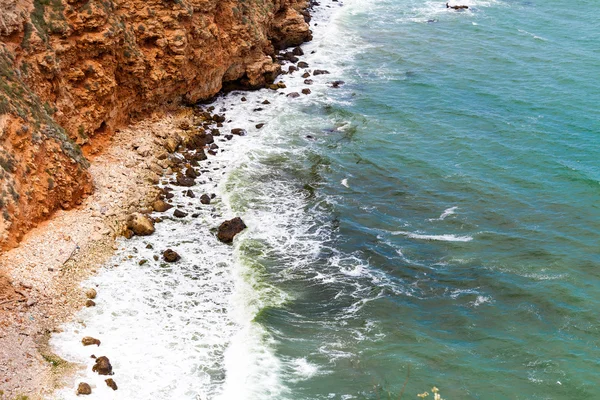 Rocas marrones y olas aplastantes — Foto de Stock