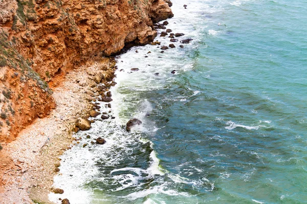 Rocas marrones y olas aplastantes — Foto de Stock