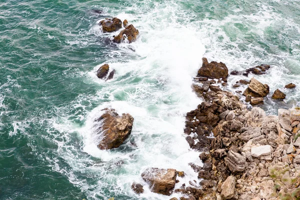 Rocas marrones y olas aplastantes — Foto de Stock