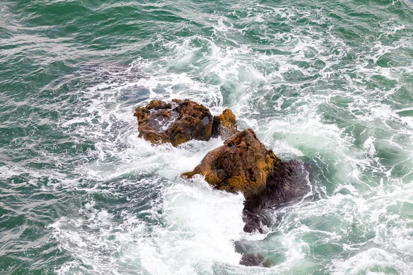 Rocas marrones y olas aplastantes — Foto de Stock