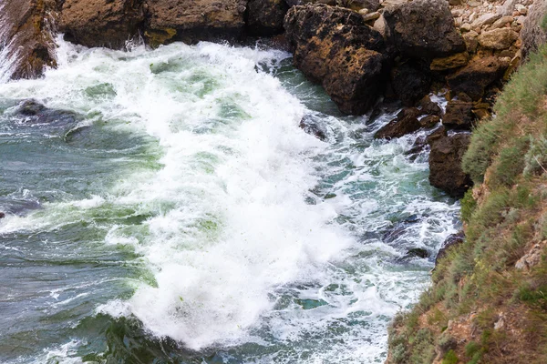 Rocas marrones y olas aplastantes — Foto de Stock