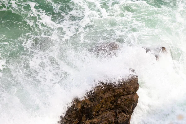 Braune Felsen und zermalmende Wellen — Stockfoto