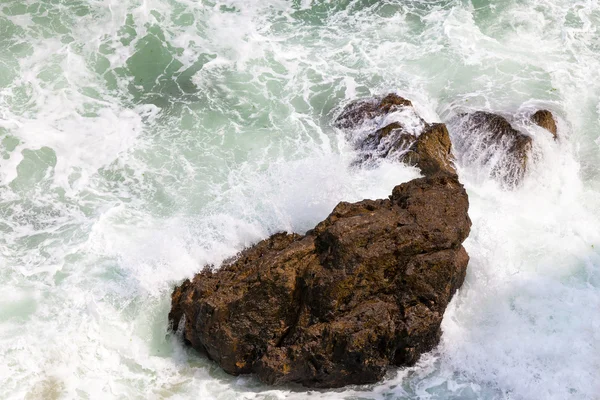 Rocas marrones y olas aplastantes — Foto de Stock
