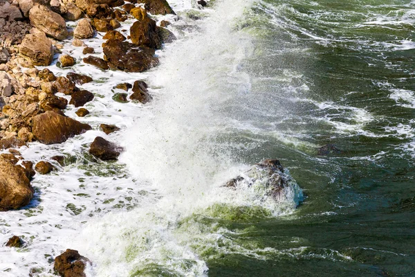 Rocas marrones y olas aplastantes — Foto de Stock