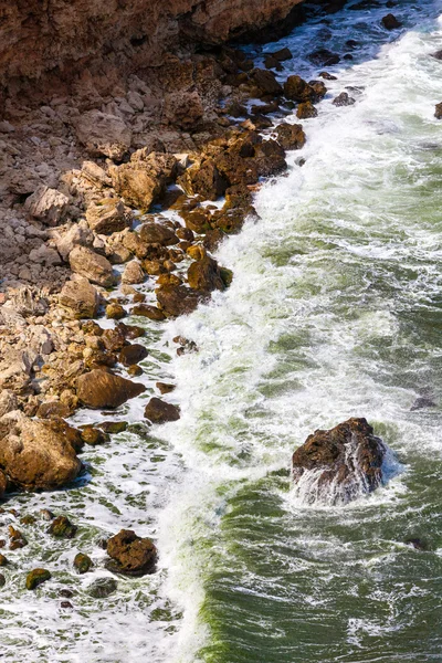 Rocas marrones y olas aplastantes — Foto de Stock