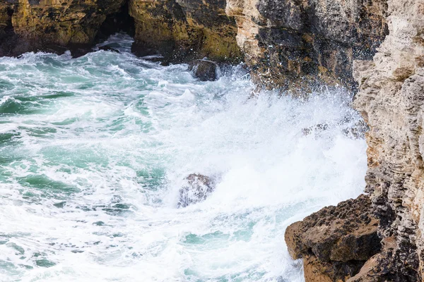 Rocas marrones y olas aplastantes — Foto de Stock