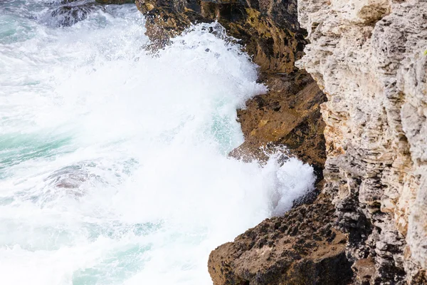 Rocce brune e onde frantumanti — Foto Stock