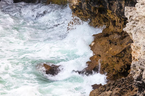 Rocce brune e onde frantumanti — Foto Stock