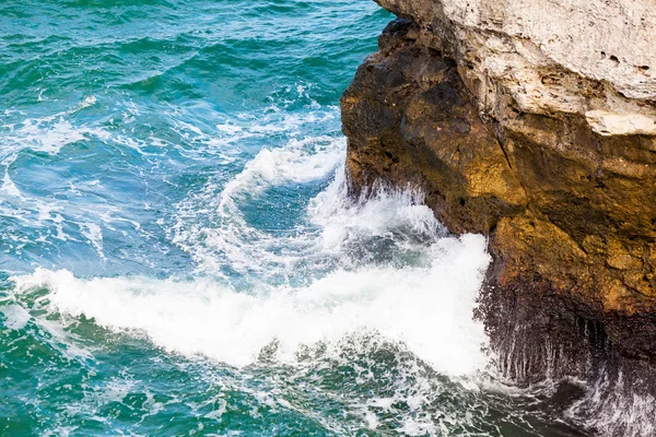 Rocce brune e onde frantumanti — Foto Stock