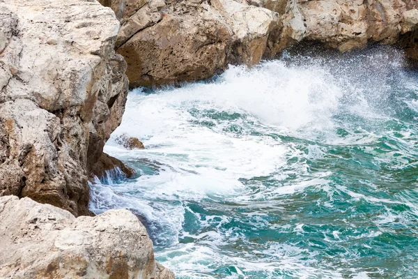 Rocce brune e onde frantumanti — Foto Stock