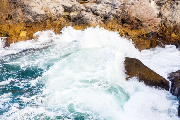 Rocce brune e onde frantumanti — Foto Stock