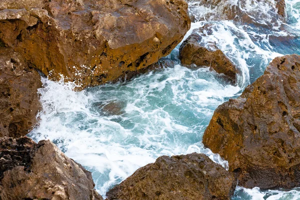 Rocas marrones y olas aplastantes — Foto de Stock