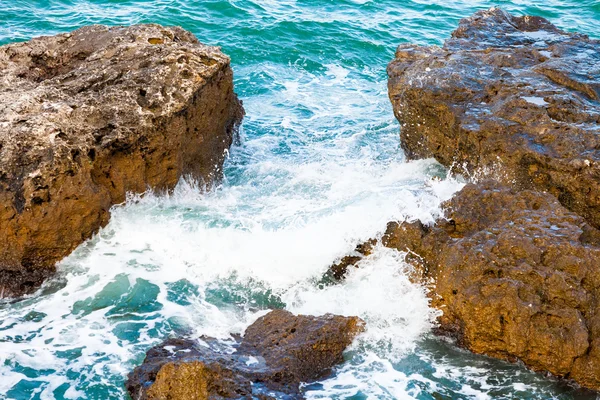 Rocce brune e onde frantumanti — Foto Stock