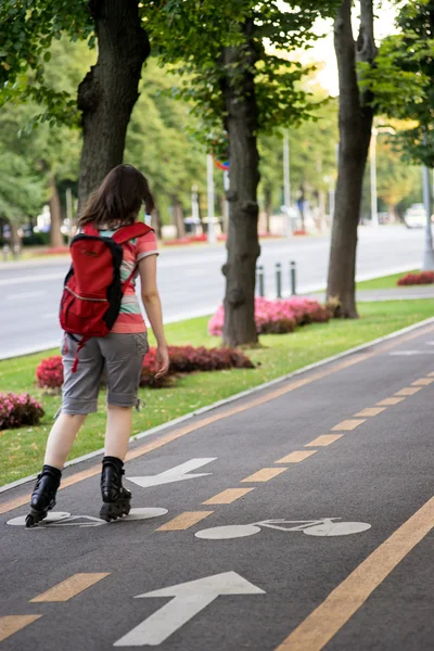 Chica del rodillo en carril bici Imagen De Stock