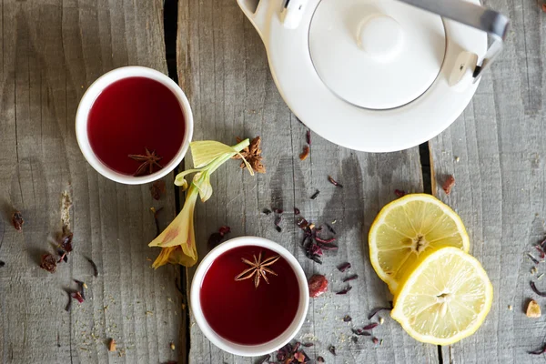 Té rojo en tazas blancas Imágenes De Stock Sin Royalties Gratis