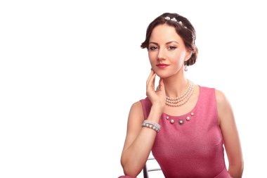 beyaz zemin üzerinde bir kolye ile güzel kız