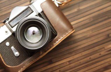 Ahşap arka planda klasik kamera