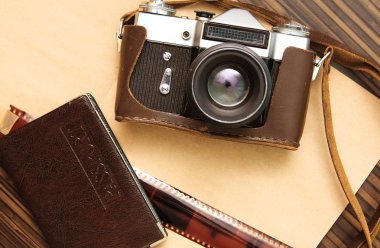 Retro kamera ve pasaport eski kağıt üzerinde