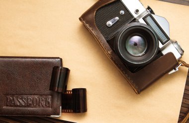 Retro kamera ve pasaport eski kağıt üzerinde