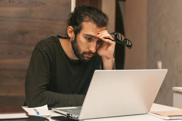 Молодий Чоловік Втомлено Дивиться Ноутбук Робота Дому Чоловік Працює Ноутбуці — стокове фото