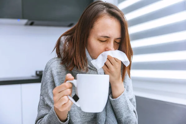 Den Unga Flickan Sjuk Flickan Nyser Näsduk Och Håller Mugg — Stockfoto