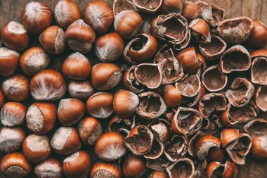 Bütün fındık ve fındık kabukları ahşap bir masada yatıyor.