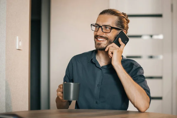 Щасливий Чоловік Окулярах Говорить Мобільний Телефон Вдома — стокове фото