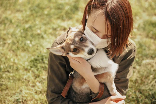 Kvinna Skyddsmask Kramar Sin Hund Gatan — Stockfoto