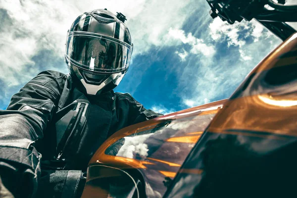 Biker Casco Siede Una Moto Sullo Sfondo Del Cielo Selfie — Foto Stock