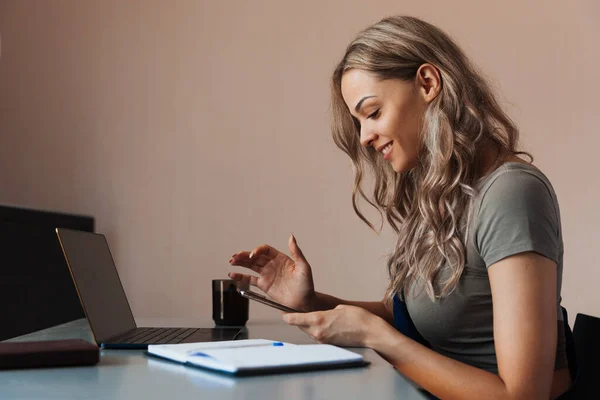 Pozitív Fiatal Munkahelyén Mobiltelefont Tart Kezében — Stock Fotó