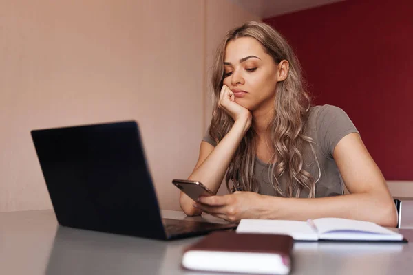 Mulher Entediada Usando Telefone Celular Enquanto Faz Uma Pausa Trabalho — Fotografia de Stock