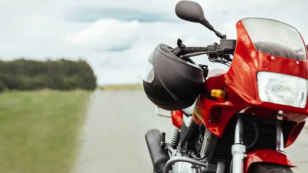 Мотоциклетный Шлем Висит Ручке Мотоцикла — стоковое фото