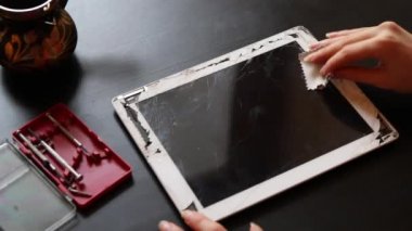 Hizmet tablosu üzerinde kırık tablet