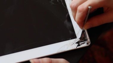 Hizmet tablosu üzerinde kırık tablet