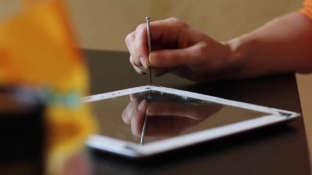Tablet quebrado na mesa de serviço — Vídeo de Stock