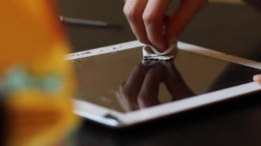 Hizmet tablosu üzerinde kırık tablet