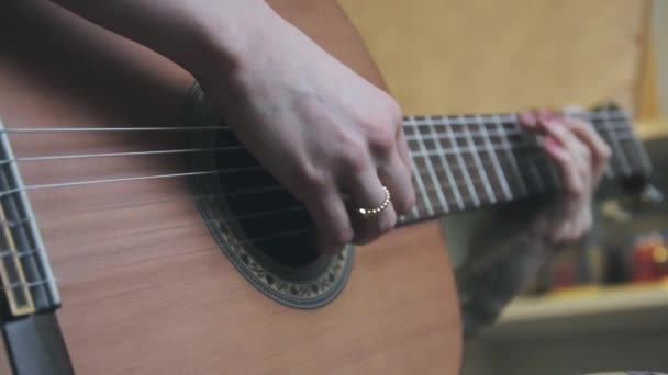 Kadın elleri akustik gitar çalıyor, yakın çekim. — Stok video