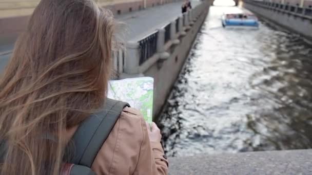 Junge kaukasische frau auf reise in heilige petersburg. — Stockvideo