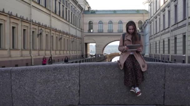Saint Petersburg'da seyahat eden genç Kafkas kadın. — Stok video