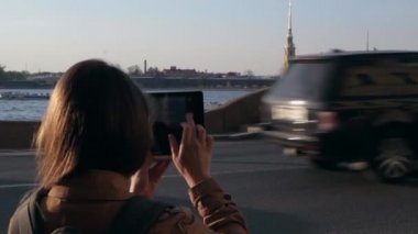 Saint Petersburg'da seyahat eden genç Kafkas kadın.