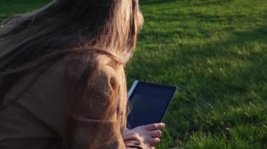 Saint Petersburg'da seyahat eden genç Kafkas kadın.