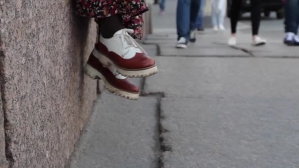 Jovem caucasiana viajando em São Petersburgo . — Vídeo de Stock