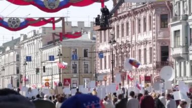 Saint-Petersburg, Rusya Federasyonu - 9 Mayıs 2016 - Zafer Bayramı: Ölümsüz alayın geçit Nevsky Prospect üzerinde olduğunu..